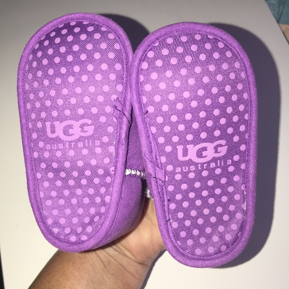 Infant Girl’s UGG Crib Boots - Picture 7 of 7